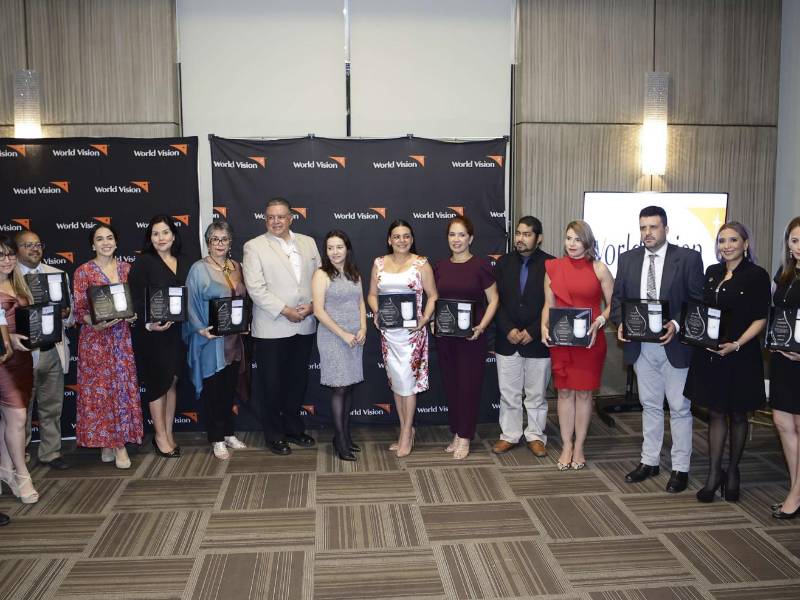 Los representantes de múltiples empresas junto a sus reconocimientos.