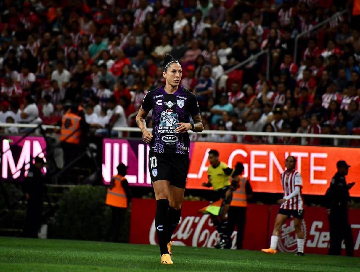 Jenni Hermoso es una futbolista española que juega como centrocampista o delantera en el Pachuca Femenil de la Liga MX Femenil. La chica cuenta con 33 años de edad.