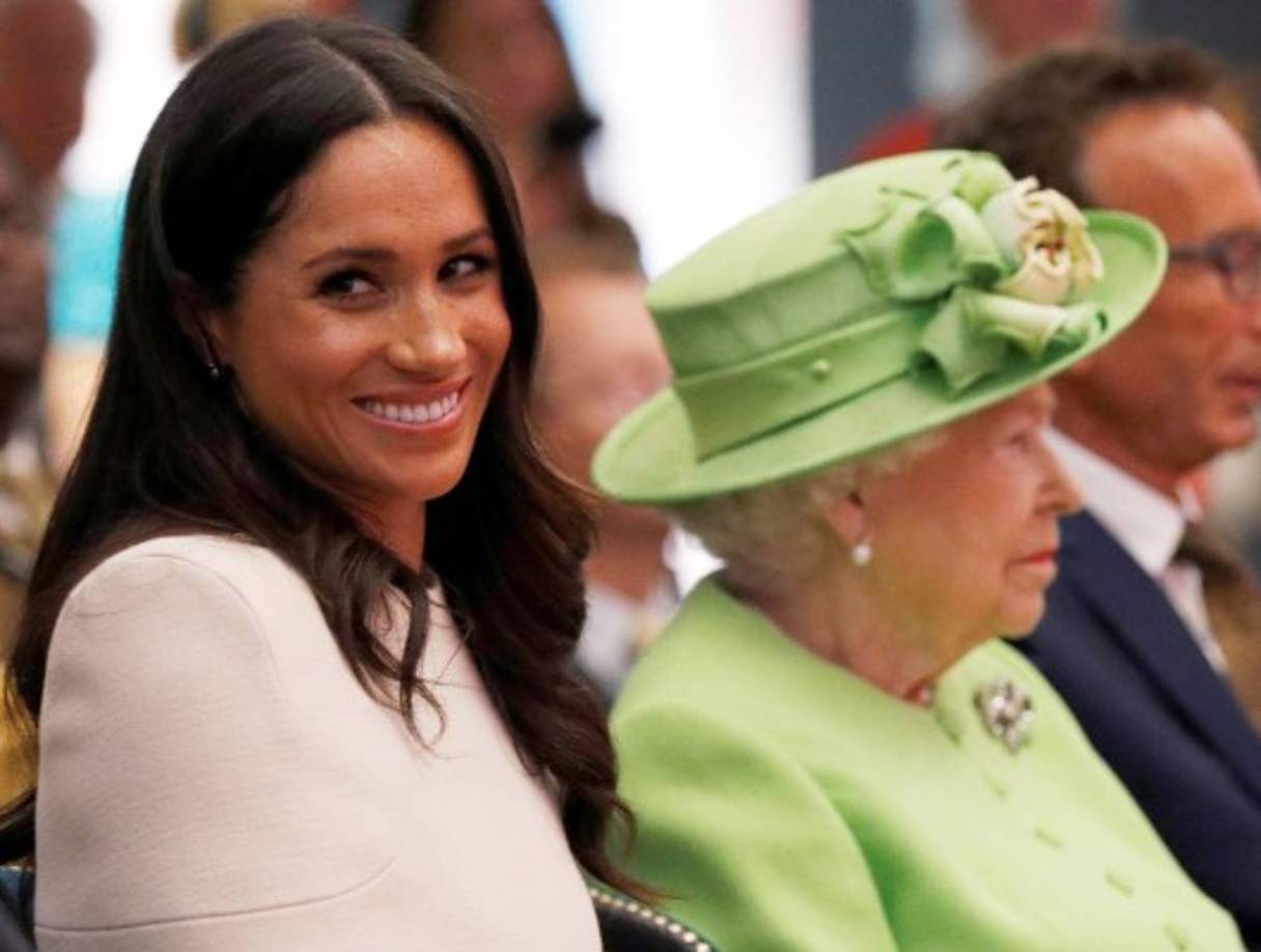 Pero no todo fue sonrisas, siendo el primer compromiso a solas con la reina, Meghan no pudo evitar sentir algo de nervios.<br/>