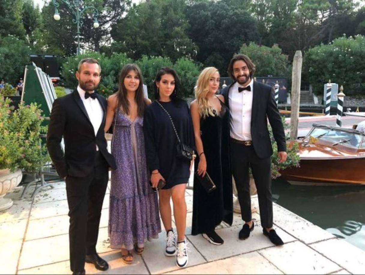 En Venecia Georgina (c) se encuentra muy bien acompañada de su hermana, Ivana Rodríguez (rubia).