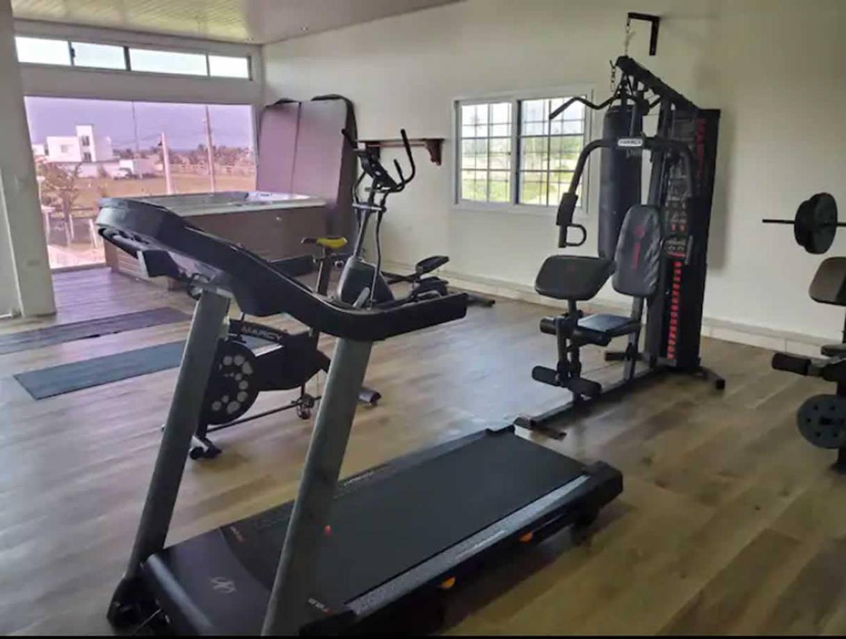 Alberth Elis mandó a hacer un gimnasio privado en su casa para mantenerse en forma.