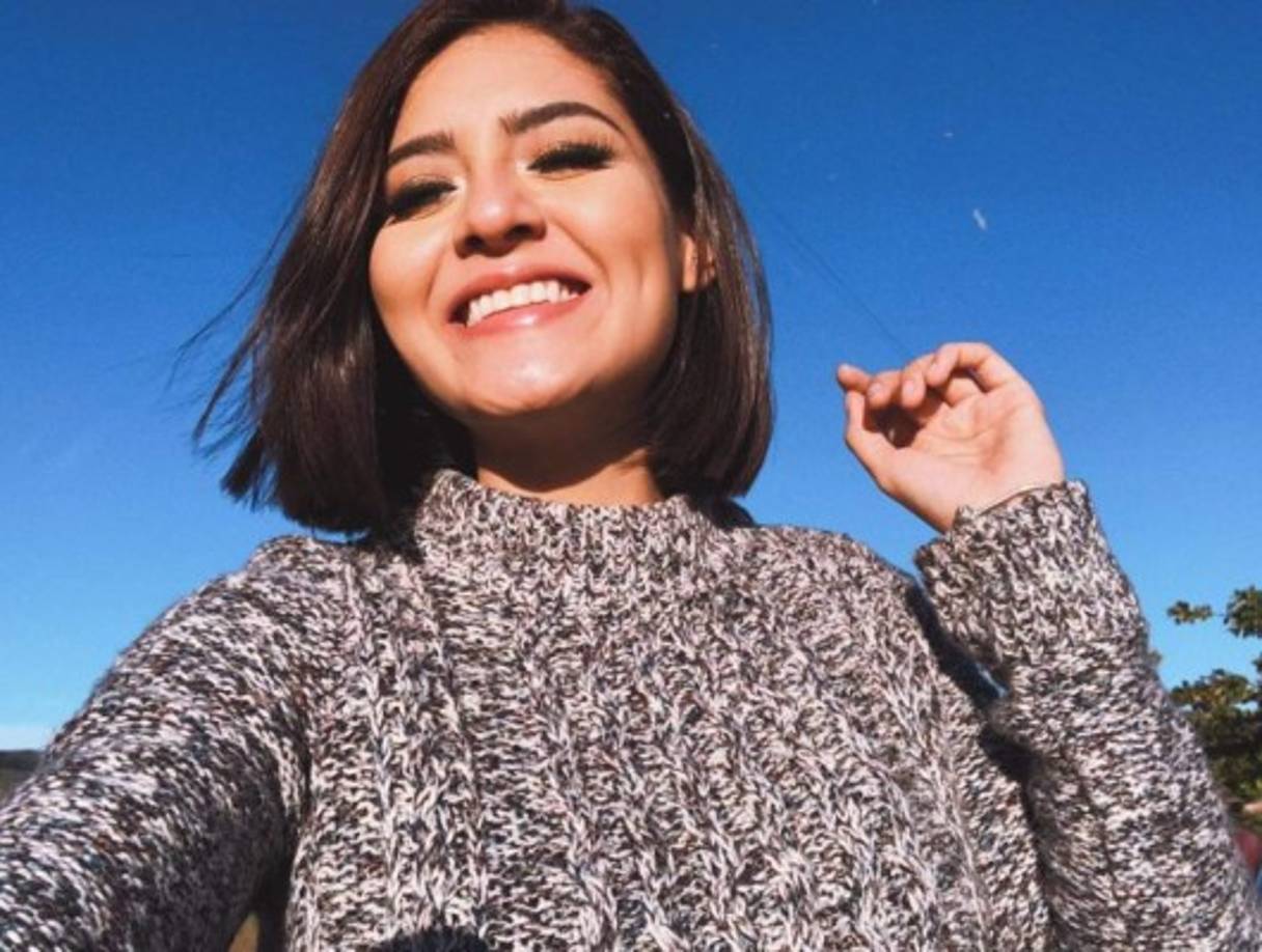 A través de sus redes sociales la hondureña lució su nuevo corte, diciendo adiós a su larga cabellera y cambiando su tono negro por uno más claro.<br/>