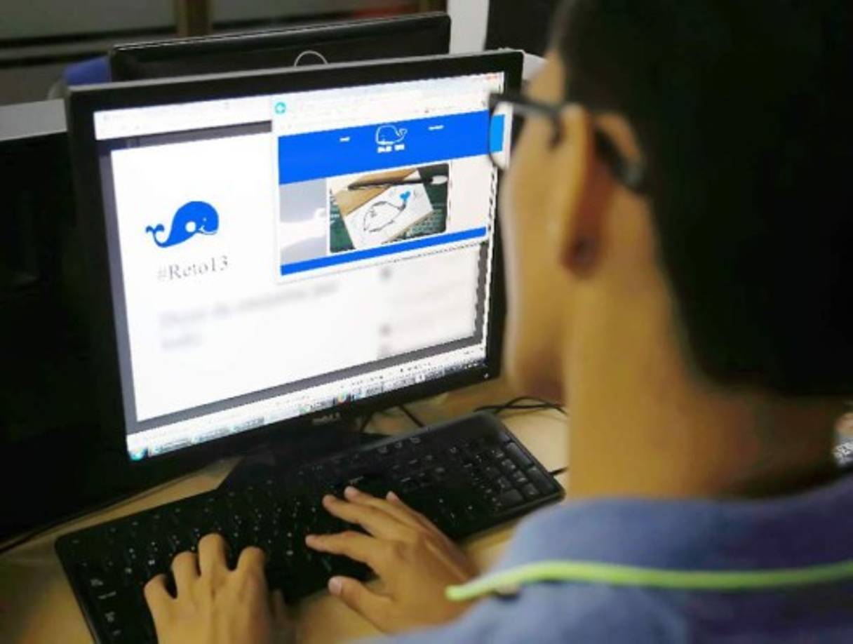 En Honduras ya se han registrado casos de adolescentes que aseguran haber comenzado a realizar los peligrosos retos de la Ballena Azul, y de otros que dicen estar decididos a cumplirlos. Así lo manifestó Karina Alvarado, miembro de la Asociación Noroccidental de Escuelas Privadas Bilingües de Honduras (Anepbh). “Ya he escuchado de varios casos en nuestra ciudad de adolescentes que están motivados a hacerlo (jugar la Ballena Azul) y de otros que ya comenzaron”, refirió la representante de la Anepbh. El juego que exige a los participantes cumplir con 50 retos, entre los que destacan autolacerarse y suicidarse, se volvió viral a través de las redes sociales Facebook, Twitter, WhatsApp e Instagram. Ya ha puesto en alerta a los padres de familia en Honduras y varios países de América y Europa, y a las autoridades de los distintos centros educativos a nivel nacional.