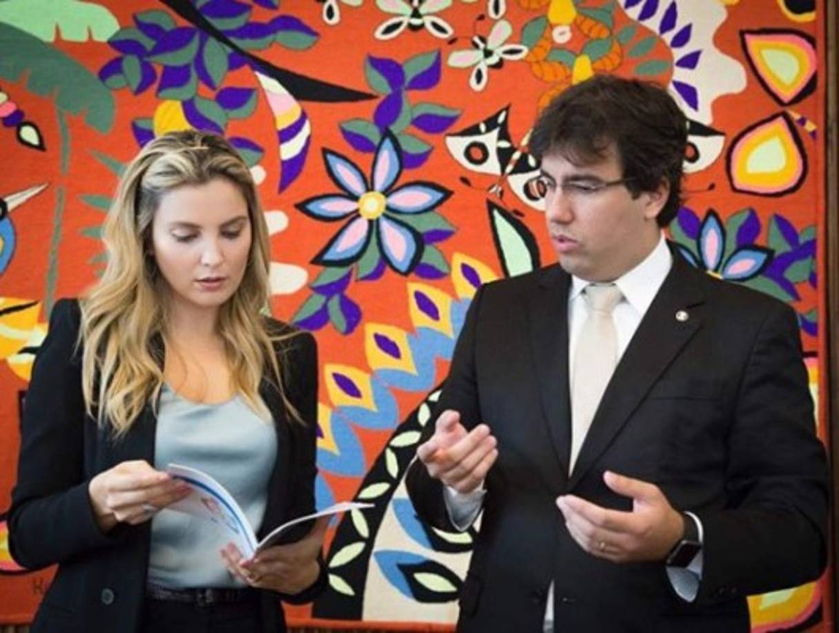 La pareja ha vivido grandes momentos juntos, ya que según el reportaje de Veja, que reveló como el vicepresidente agasajó a su joven esposa reservando un exclusivo restaurante de Sao Paulo solo para ellos.<br/>
