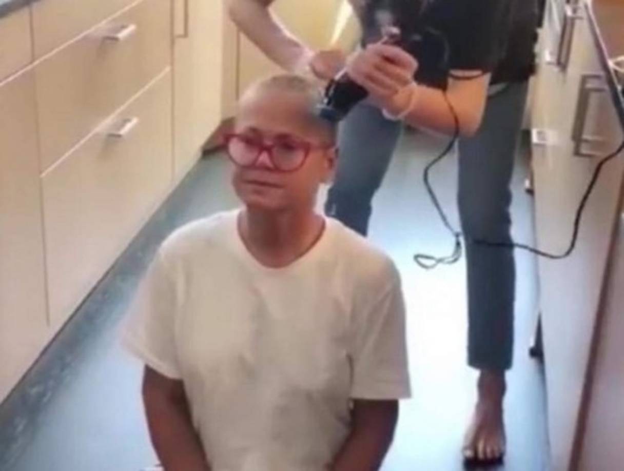 La famosa conductora de televisión Xuxa sorprendió a sus seguidores en las redes con un video donde se ve que es rapada por su hija Sasha Meneghel Szafir (18).