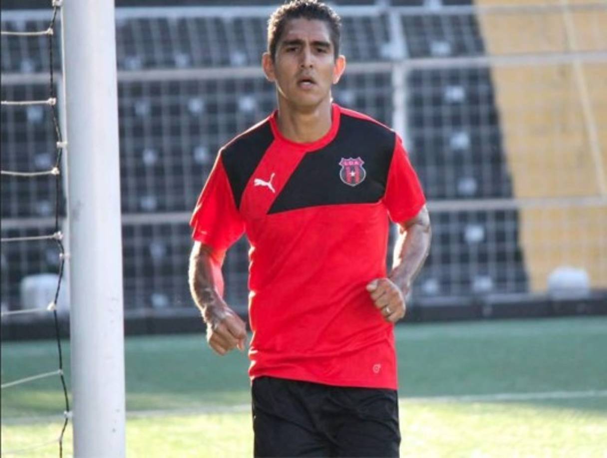 A Jorge Claros se le acaba el contrato con el Alajuelense de Costa Rica y se menciona que el Olimpia buscaría su fichaje.