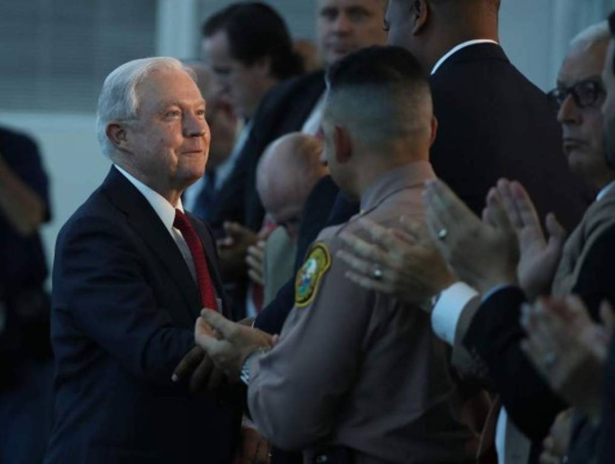 El fiscal general de Estados Unidos, Jeff Sessions, urgió hoy a las autoridades locales del país a seguir el ejemplo de Miami-Dade de 'castigar y no proteger' a los delincuentes indocumentados durante un discurso en Miami en el que criticó ampliamente a las autoridades de Chicago.