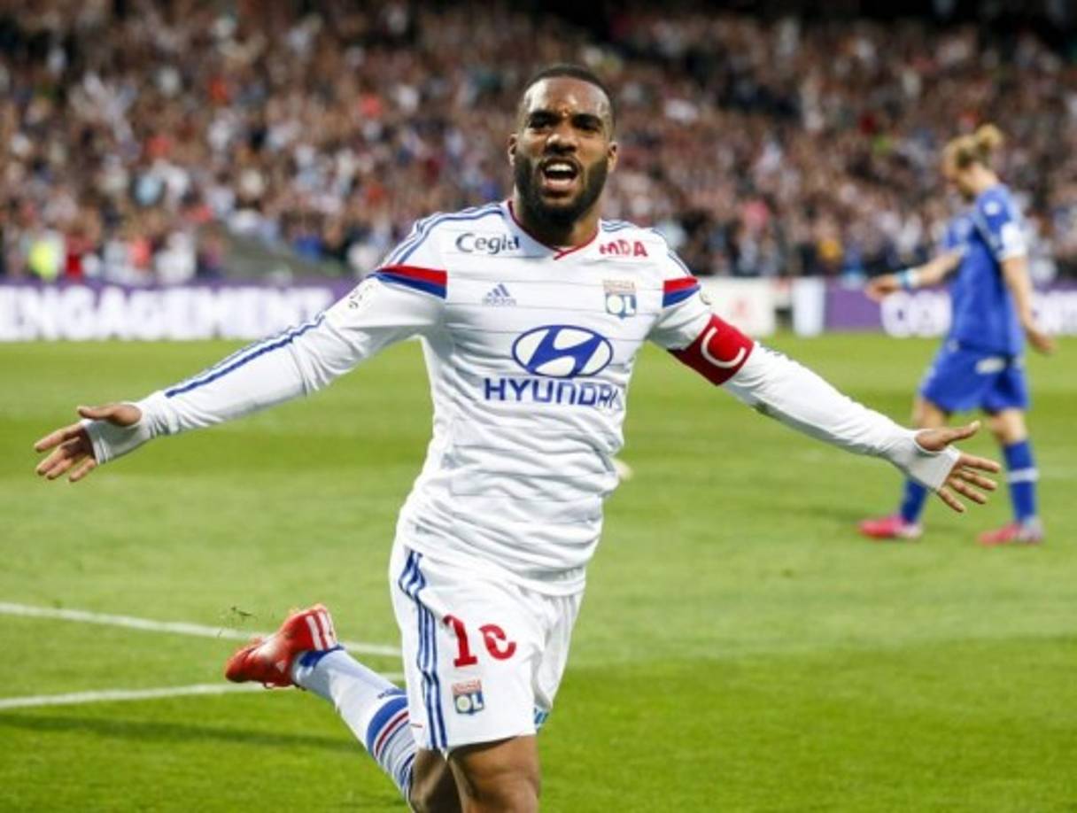 Alexandre Lacazette: Autor de 23 goles en 44 partidos, el atacante del Olympique de Lyon es el gran referente ofensivo del subcampeón galo. Es uno de los jugadores que manejan París Saint-Germain y Atlético de Madrid para reforzar su línea de ataque la próxima temporada.
