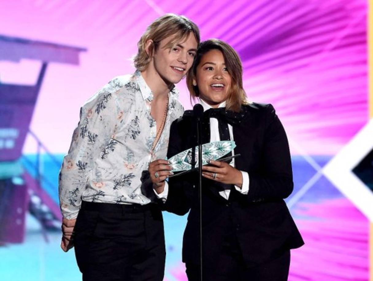 Ross Lynch y Gina Rodríguez.