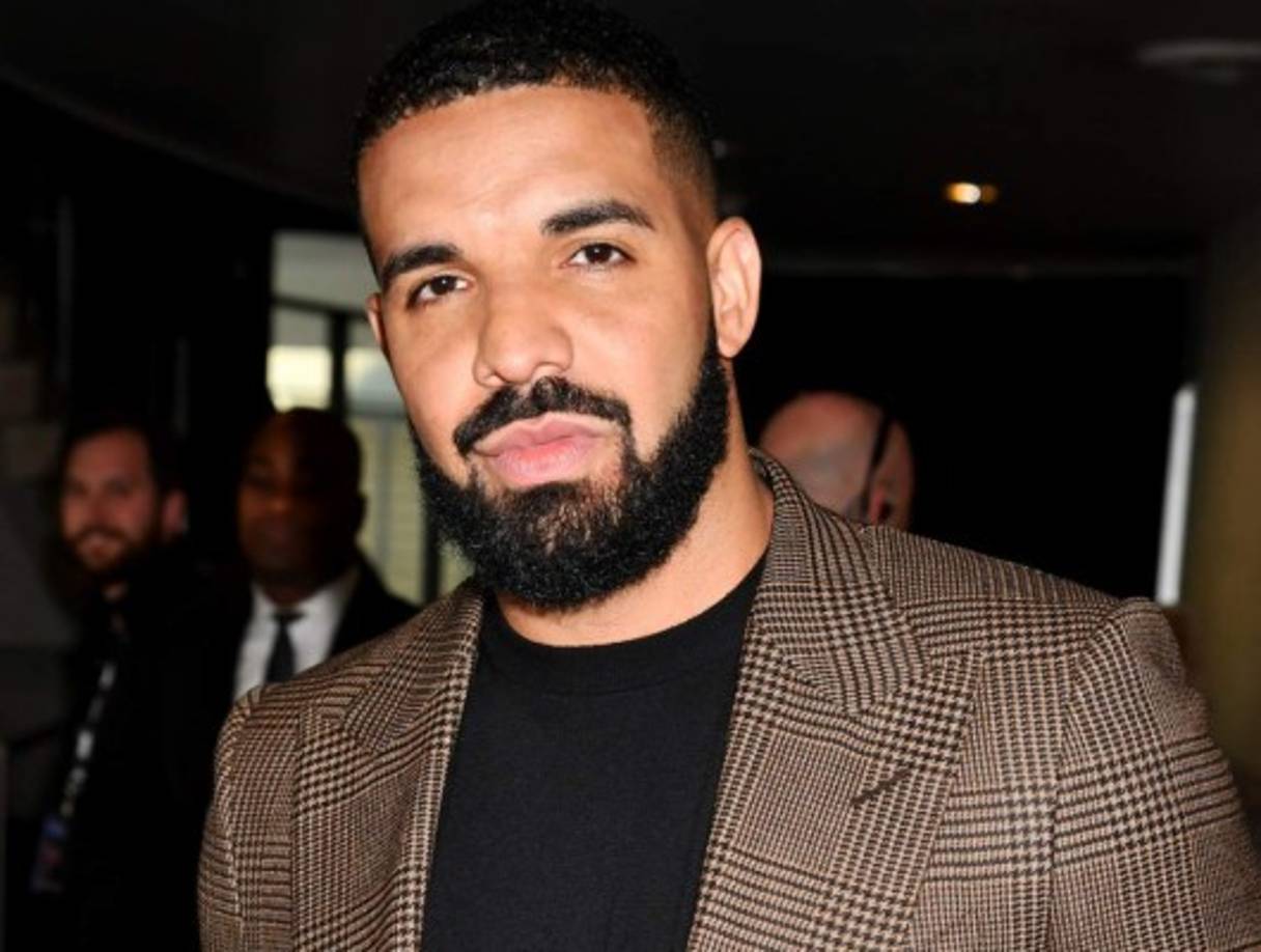 Drake<br/><br/>El rapero canadiense es judío por lo que no celebra la Navidad sino el Hanukkah, la fiesta que conmemora dos hechos concatenados: la independencia de los judíos con respecto a los griegos seléucidas, y la purificación del segundo templo de Jerusalén, hechos ocurridos en tiempos de los macabeos.