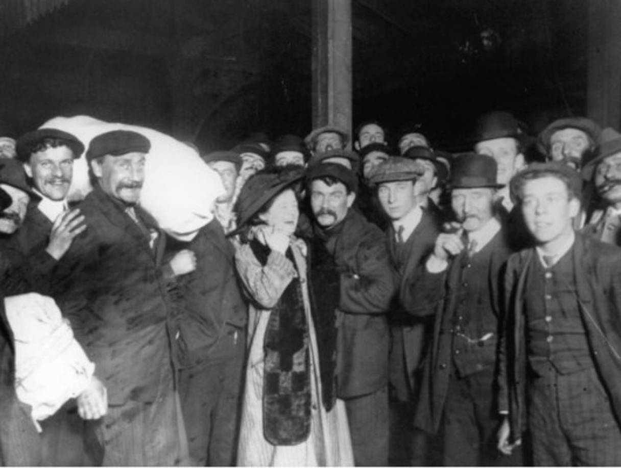 Otros de los sobrevivientes luego de reencontrarse con sus seres queridos.