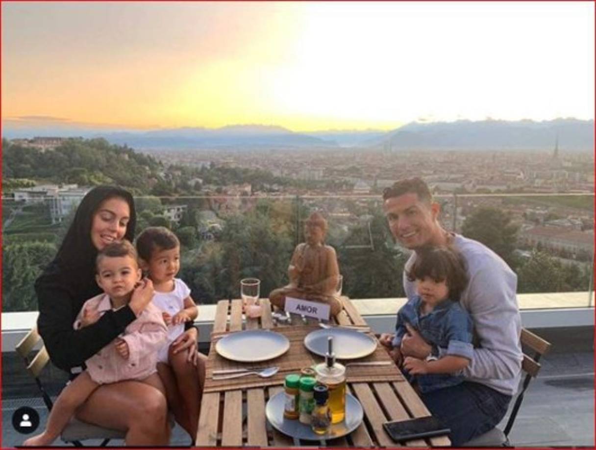 El almuerzo de CR7 suele consistir en pescado, que puede repetir una o dos veces en la jornada. Atún, pez espada o bacalao, sus preferidos, especialmente el bacalao a la brasa: una mezcla de estofado, cebollas, papas en rodajas finas y huevos revueltos.