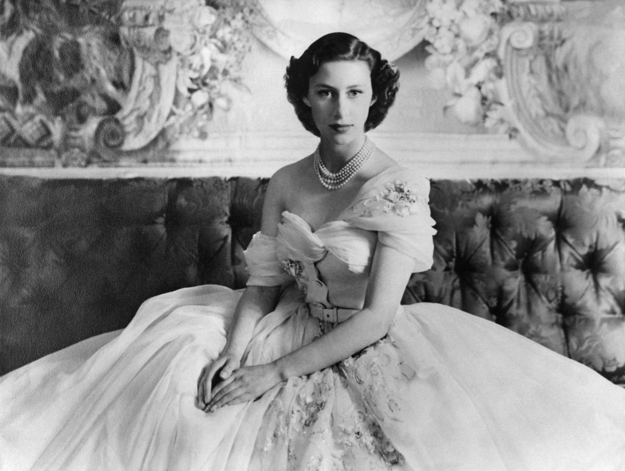 Princesa Margarita. Mientras que la reina Isabel II heredó la estricta dedicación al deber de su padre, el rey Jorge VI, su hermana única, Margarita, tenía más libertad para divertirse y desmadrarse.Nacida en 1930, aportó glamour a la década de los 60 codeándose con actores y músicos y viviendo un estilo de vida bohemio.
