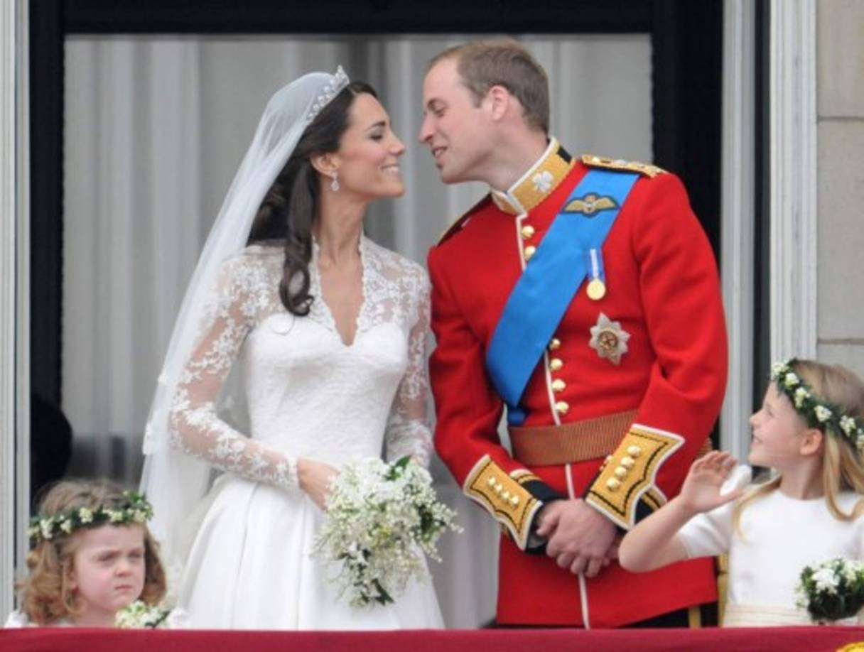 TOPSHOT - Princess Charlotte of Cambridge (R) waves at the media as she is led in with her brother Prince George of Cambridge (L) by their father Britain's Prince William, Duke of Cambridge, (C) at the Lindo Wing of St Mary's Hospital in central London, on April 23, 2018, to visit Catherine, Duchess of Cambridge, and their new-born brother, the Duke and Duchesses third child. <br/>Kate, the wife of Britain's Prince William, has given birth to a baby son, Kensington Palace announced Monday. 'Her Royal Highness The Duchess of Cambridge was safely delivered of a son at 11:01 (1001 GMT),' the palace said in a statement. The baby boy weighs eight pounds and seven ounces (3.8 kilogrammes).<br/> / AFP PHOTO / Daniel LEAL-OLIVAS