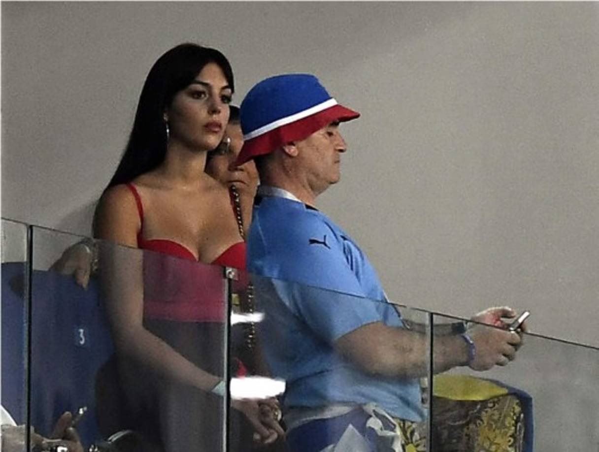 Georgina Rodríguez apareció muy hermosa en el estadio Olímpico de Sochi para apoyar a su pareja Cristiano Ronaldo en el partido contra Uruguay.