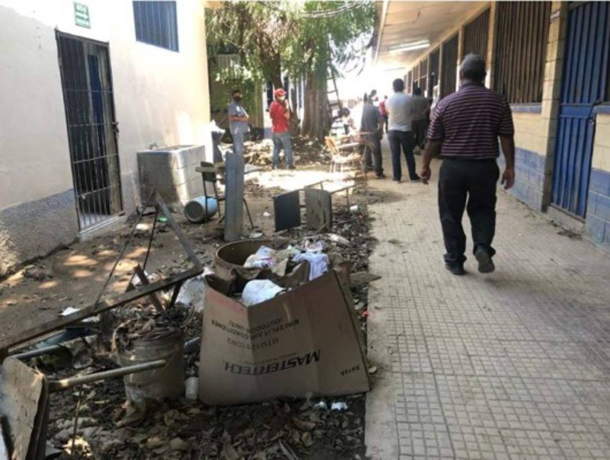 Pese a que la escuela Gabriela Mistral en La Lima fue habilitada como centro de votación, no se realizaron las labores de limpieza previo a las elecciones primarias. El centro de votación no reunía las condiciones de higiene para los votantes.