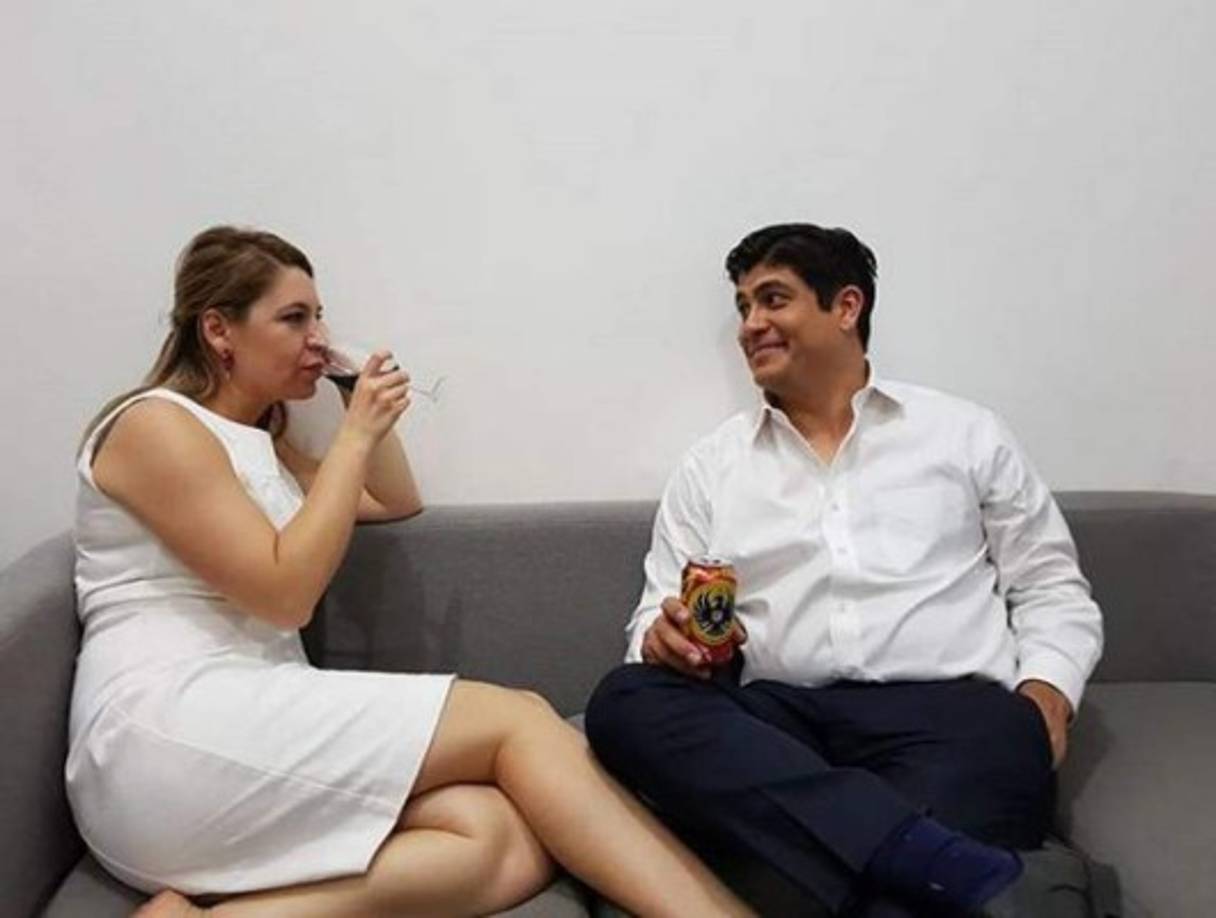 Además de la devoción por los libros, la música fue otro de los gustos que adquirió en la juventud. En el colegio formó su primera banda con otros cuatro compañeros, todos influenciados por agrupaciones como Metallica, Nirvana y Guns N’ Roses.