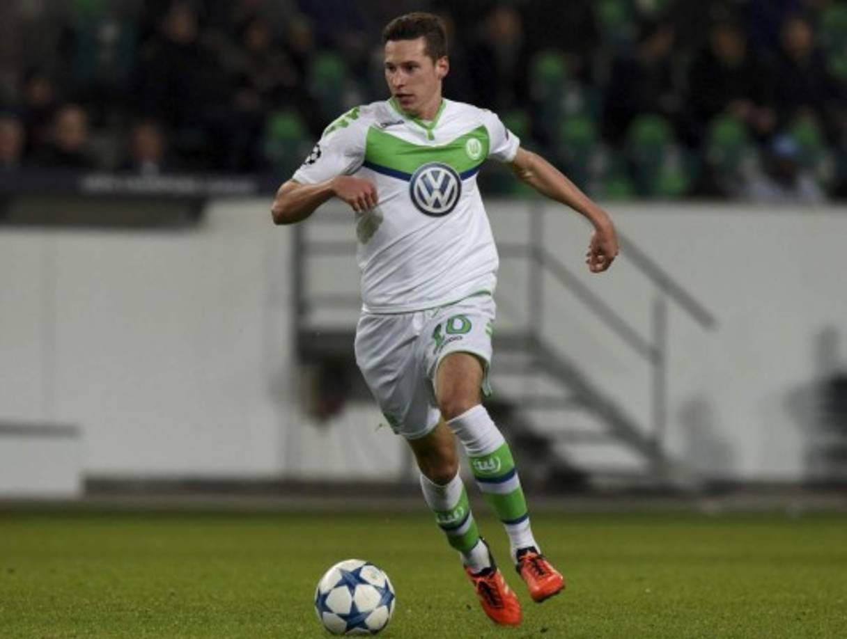 El talento alemán Julian Draxler no está pasando buenos momentos en el Wolfsburgo tras un inicio dubitativo del equipo tras la buena temporada en Champions el año pasado. Según diario Bild, el Sevilla se ha unido a Madrid y PSG en la puja por el centrocampista. El club hispalense tendría pensado pedir la cesión del jugador ya que si no vende, no tiene dinero para realizar el fichaje.