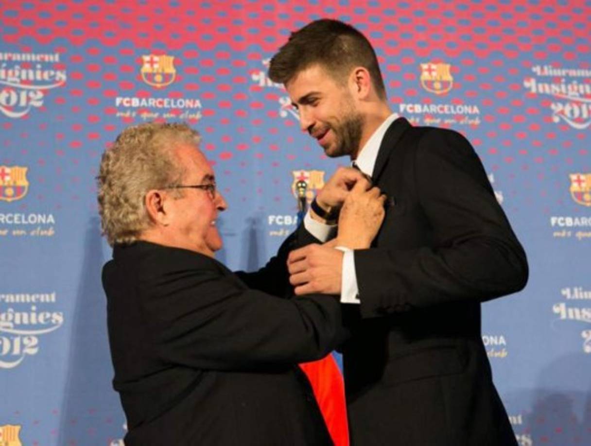 Él es don Amado Bernabéu, el abuelo materno del zaguero español. Es un hombre adinerado de la burguesía, su ilusión fue siempre que Piqué jugará con el Barcelona y le cumplió el sueño.