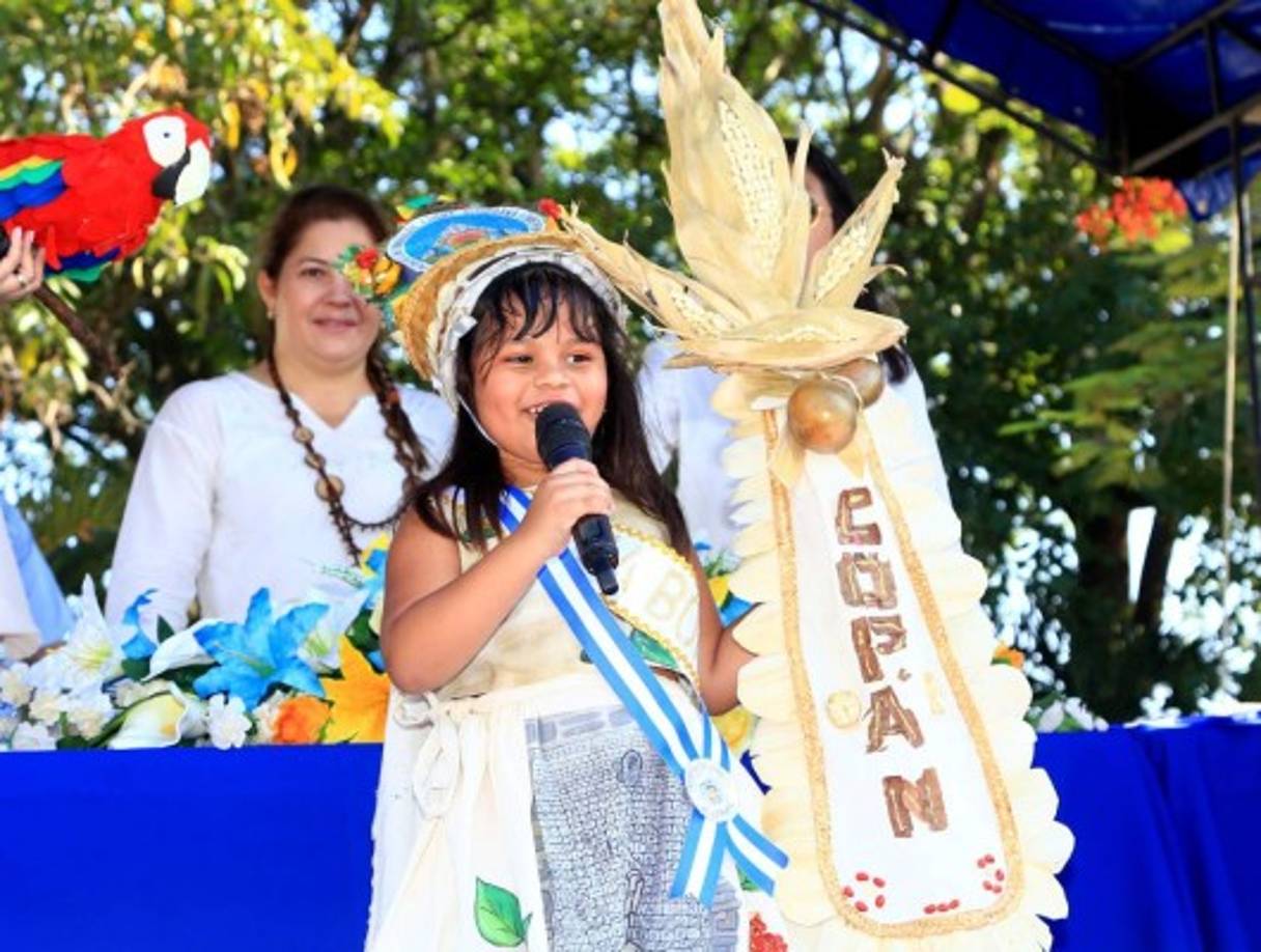 Una hermosa niña vestida con los trajes indígenas de Copán.