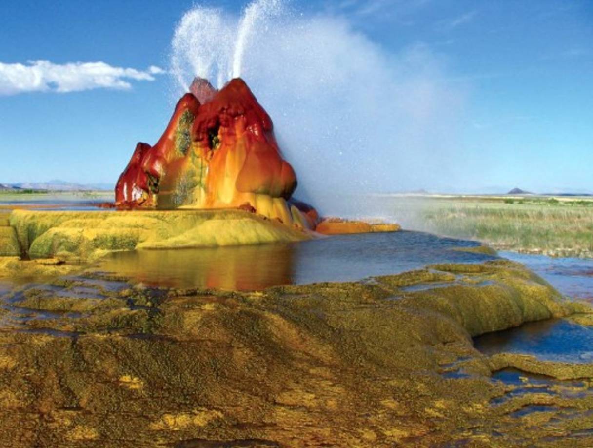 Fly Geyser: Se encuentra en Nevada (EUA) y es uno de los lugares más increíbles del mundo. El geiser no surgió de manera natural, en 1916 en una zona desértica de Nevada un grupo de hombres perforaron el terreno en busca de agua, pero dieron con aguas termales a más de 200 grados centígrados, lo taparon pero años más tarde volvió a surgir y esta vez de forma natural, lo curioso es que el sedimento de carbonato de calcio ha teñido las rocas otorgándoles unos colores increíbles.