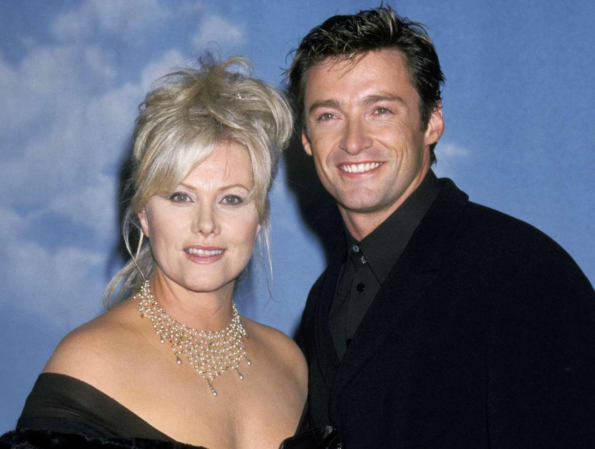 Hugh Jackman y Deborra-Lee FurnessAños juntos: 27Hijos: 2 (adoptados)Razón del divorcio: Crecimiento individualInicios: Considerada uno de los matrimonios más estables de Hollywood, la pareja se casó en 1996, tras conocerse en la serie australiana Correlli. Su divorcio, anunciado en septiembre de este año, sí ha sido amistoso.Declaración: “Hemos tenido la suerte de compartir casi tres décadas juntos como marido y mujer en un matrimonio maravilloso y amoroso. Nuestro viaje ahora está cambiando y hemos decidido separarnos para perseguir nuestro crecimiento individual”, compartieron en un comunicado conjunto.