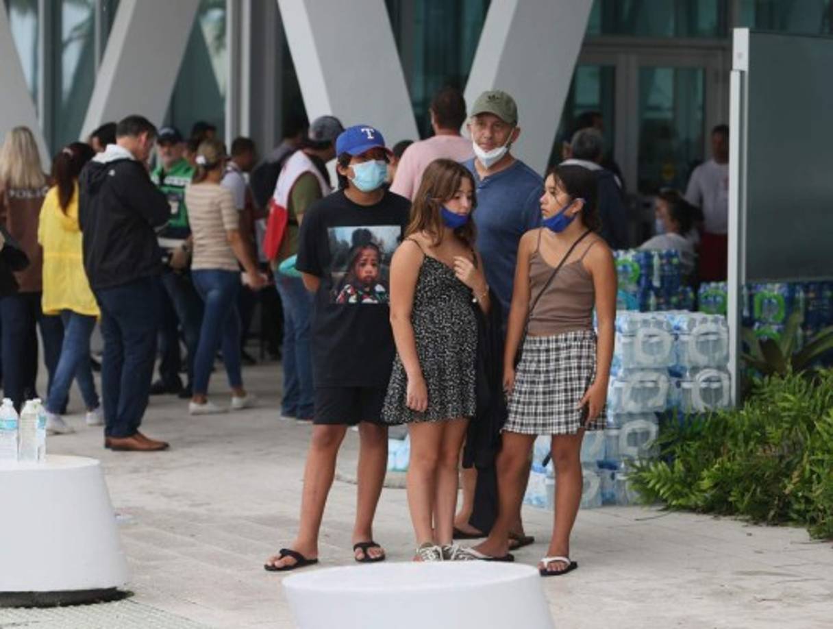 El alcalde de Surfside, Charles Burkett, confirmó una muerte, y Heyman dijo que unos 14 sobrevivientes habían sido rescatados de entre los escombros.