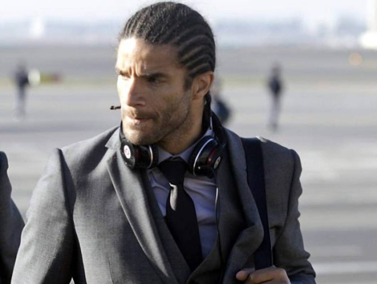 El guardameta inglés David James, se lesionó su espalda intentando alcanzar el mando de su televisor desde el sofá. Por eso su sobrenombre de 'Calamidad'.