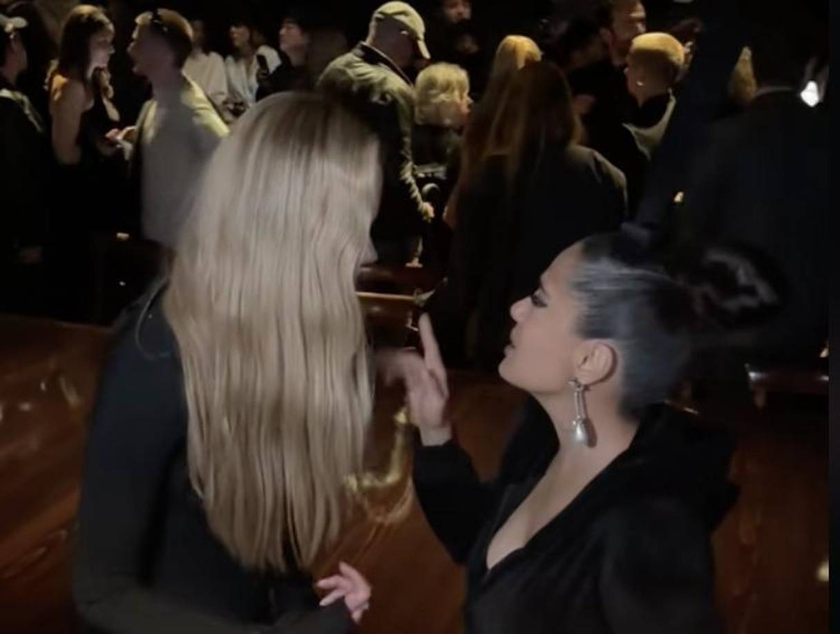 Para Salma ese cambio de actitud también llegó tarde porque aunque ambas hablaron brevemente antes de separarse, la mexicana ya se mostraba fría y distante, además de que le comentó algo a la australiana, con el dedo alzado, que no parecía tan agradable.