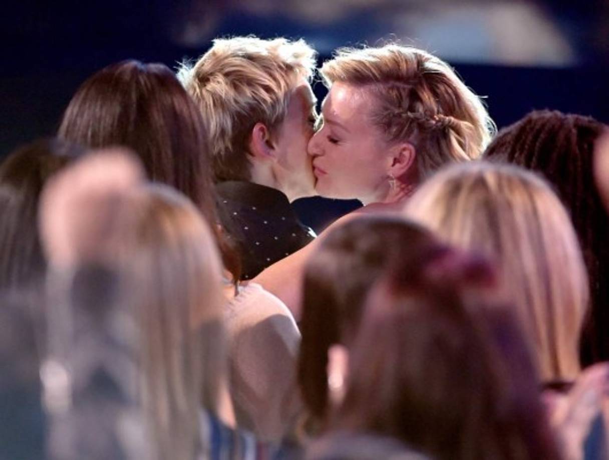 Ellen DeGeneres y Portia se besan.