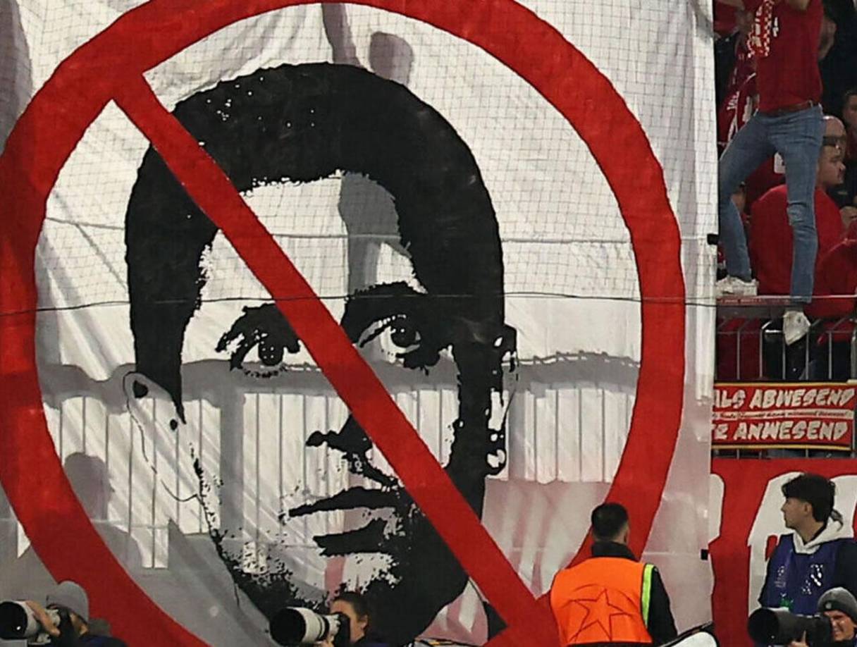 Los aficionados del Bayern Múnich protestaron contra el presidente del PSG, Nasser Al-Khelaifi, en el Allianz Arena, por su influencia en el fútbol europeo como presidente de la Asociación de Clubes Europeos, Qatar Sports Investments (propietario del PSG) y el grupo de medios estatal qatarí BeIN.