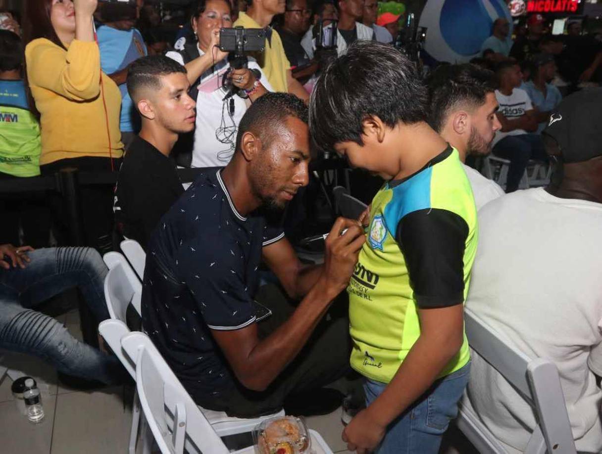 Algunos jugadores aprovecharon para firmar autógrafos a los aficionados que acudieron a la presentación de la nueva camiseta.
