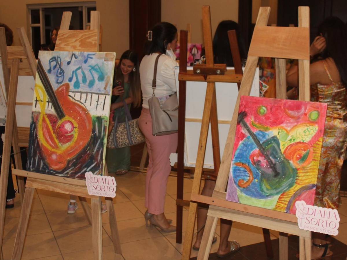 Algunas de las pinturas expuestas dentro del Teatro José F. Saybe.