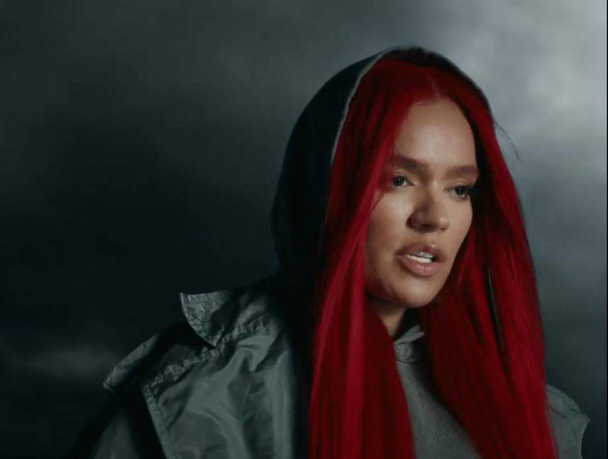 El tema urbano inicia con una Karol G en el techo de una estructura y cae de la misma cuando confronta en la letra a una expareja.