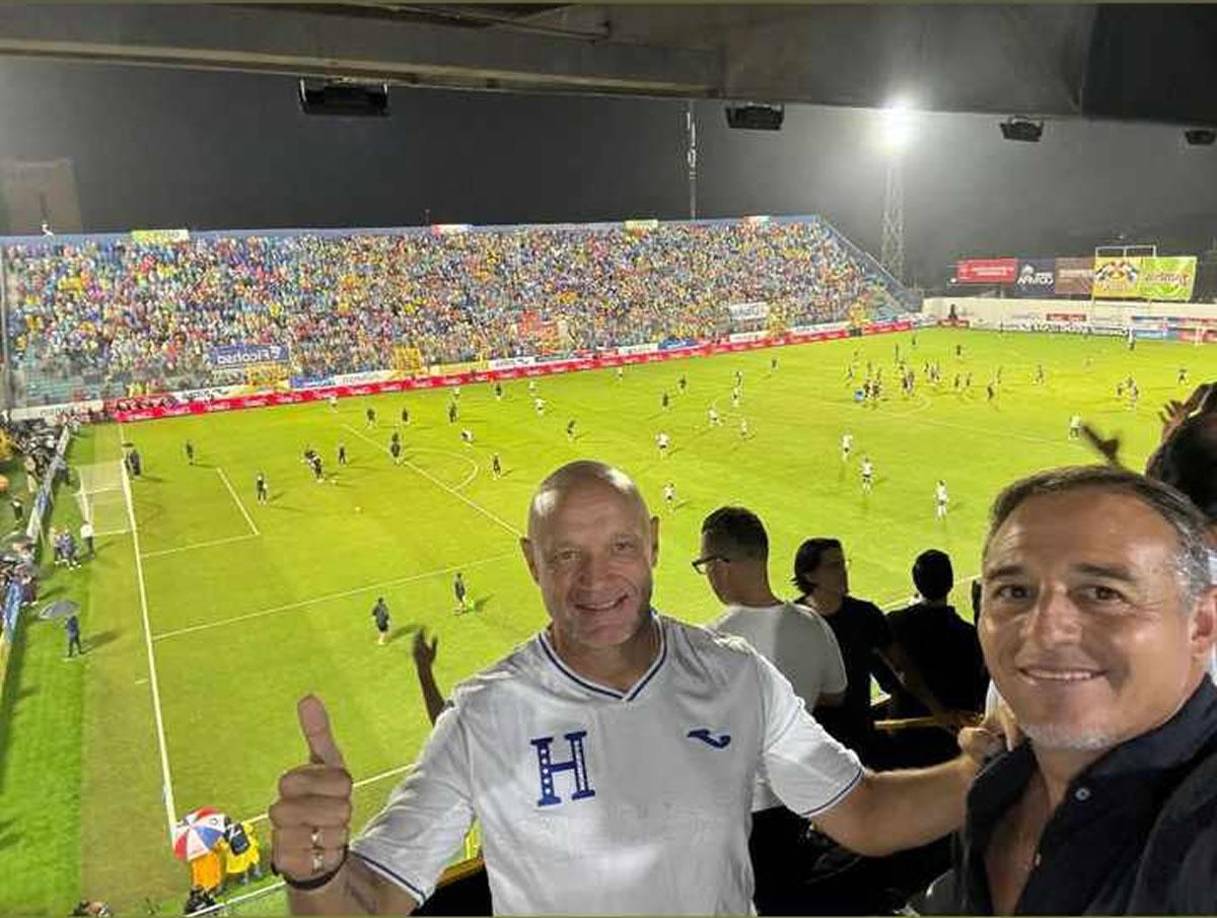 Hernán ‘La Tota‘ Medina, entrenador argentino del Marathón, estuvo acompañado por su preparador físico Juan Bertani.