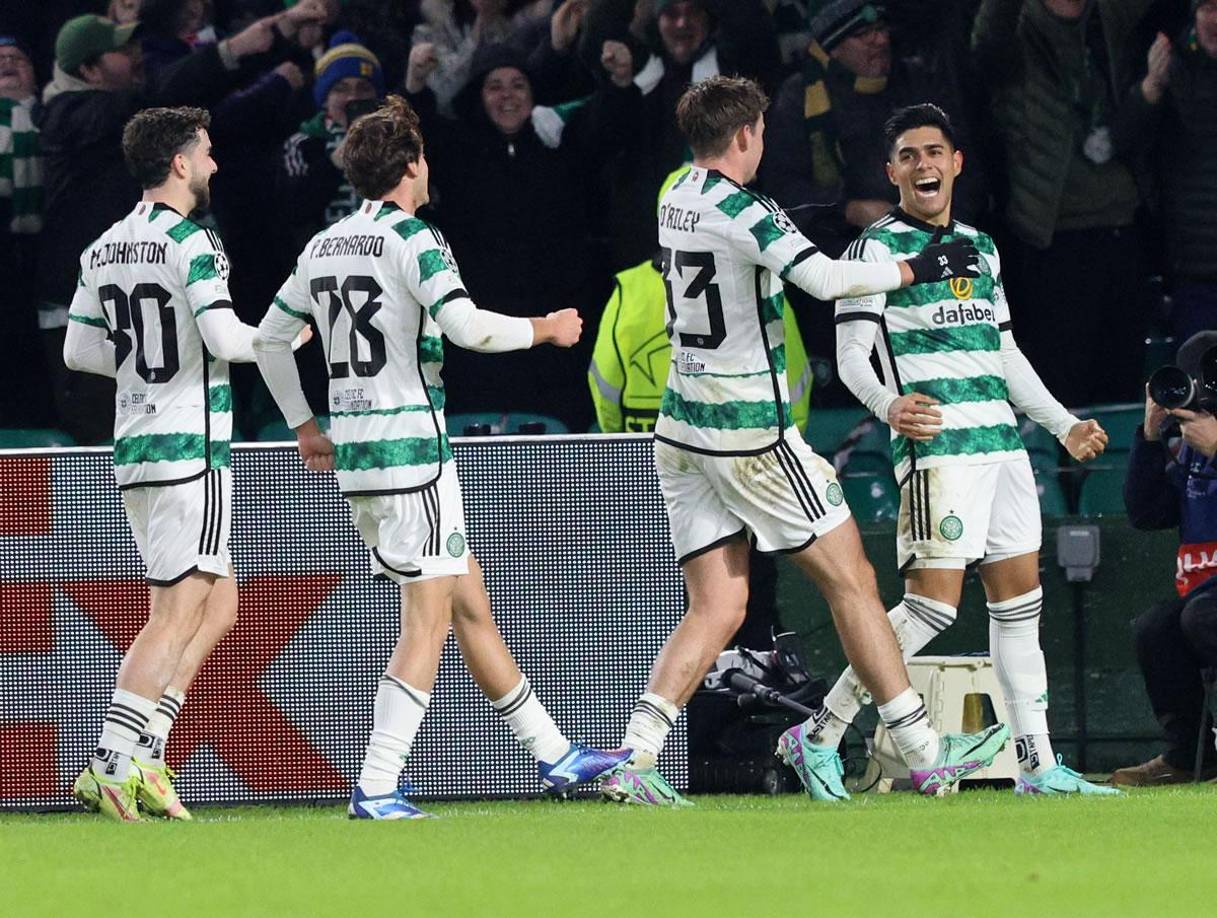 Luis Palma celebrando el gol con sus compañeros de equipo tras marcar el 1-0 del Celtic ante Feyenoord.