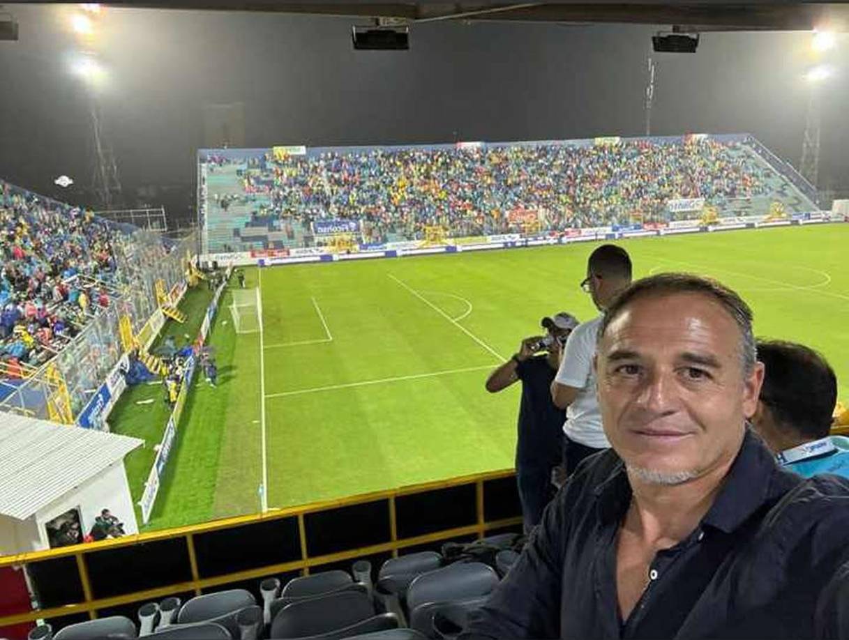 Hernán ‘La Tota‘ Medina, entrenador argentino del Marathón, estuvo presente en el estadio Morazán observando el partido de la Selección de Honduras ante México.