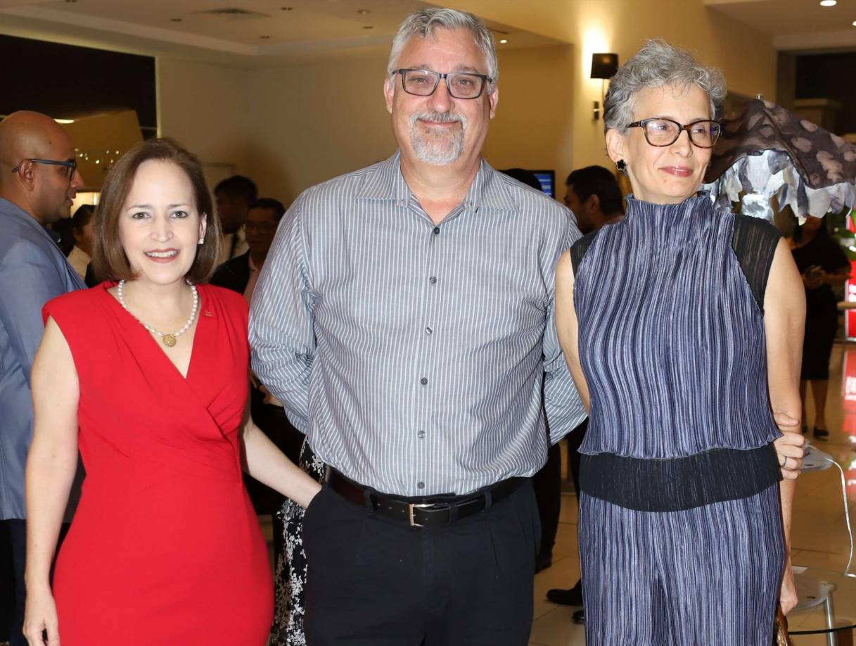 Alexa Foglia con David Lardizabal y Melissa Valenzuela