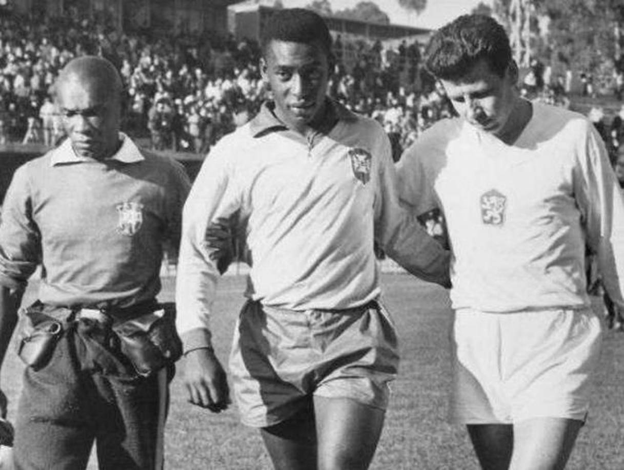 5. Pelé jugó su primera Copa del Mundo a los 17 años en el Mundial de Suecia 1958. En la final donde Brasil derrotó a la Selección local, el delantero anotó dos goles en la goleada de 2-5 del cuadro sudamericano.