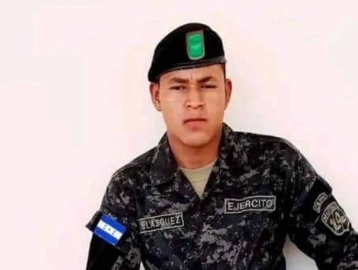 “Quién iba a pensar. Dios, lo veo y no lo creo. Mi amigo, vuela alto y gracias por escuchar mis pláticas. Estoy que no lo creo si hace poco estuve hablando con él. Gracias por esos bellos consejos que me dabas mi gran amigo”, publicó en Facebook una allegada de Velásquez. 