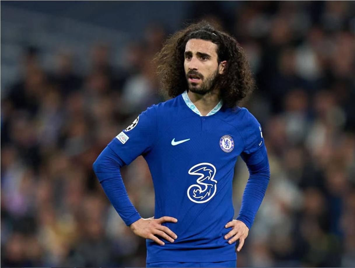Manchester United y Chelsea están en negociaciones por la cesión de Marc Cucurella. El conjunto blue se encuentra a la espera de que los Diablos Rojos envíen una nueva oferta formal por el defensa de 3 millones de libras. A falta de esa propuesta, las partes están de acuerdo en que la operación se haga realidad.