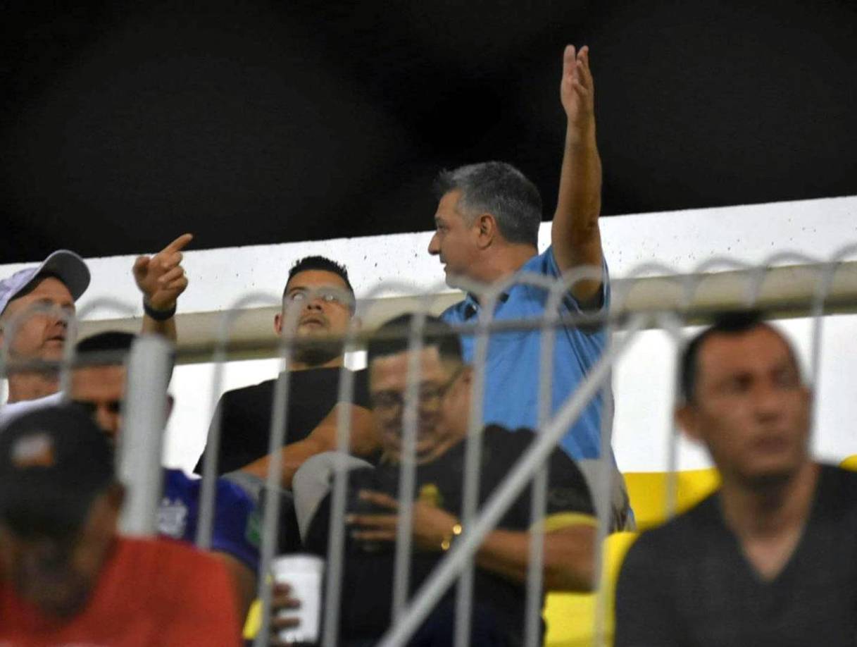 El seleccionador de Honduras estuvo atento a los detalles del partido en Comayagua.