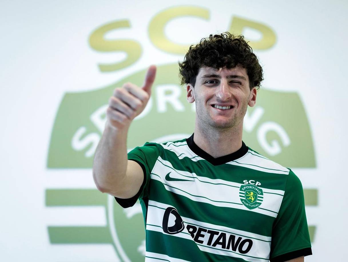 El mediocentro argentino Mateo Tanlongo es el nuevo refuerzo del Sporting Lisboa de Portugal, con el que firmó hasta 2026 con una cláusula de rescisión de 60 millones de euros, según un comunicado difundido este jueves por el club portugués. Tiene 19 años y llega a Lisboa libre tras finalizar su contrato con Rosario Central, en el que estuvo tres años.