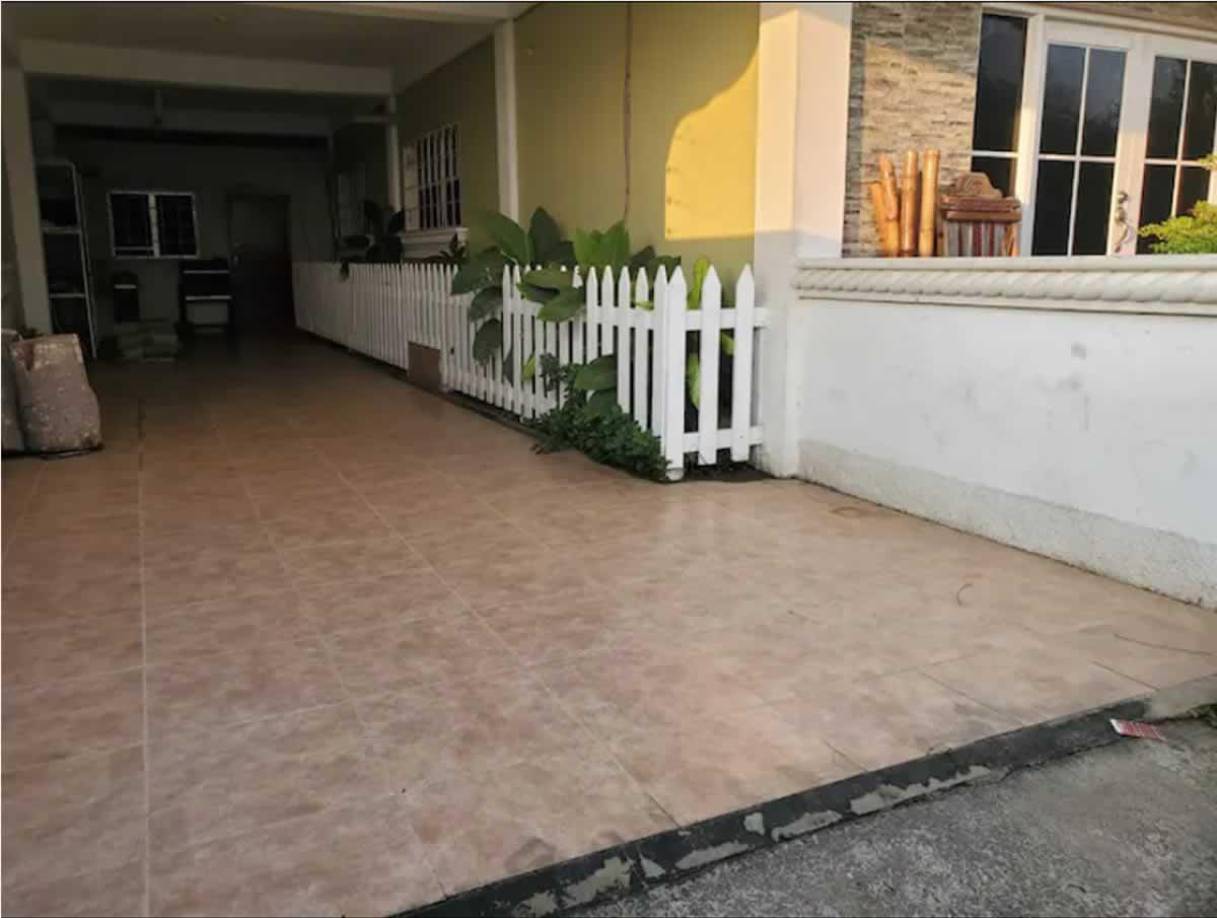 La casa también cuenta con un amplio parqueo para al menos cuatro vehículos.