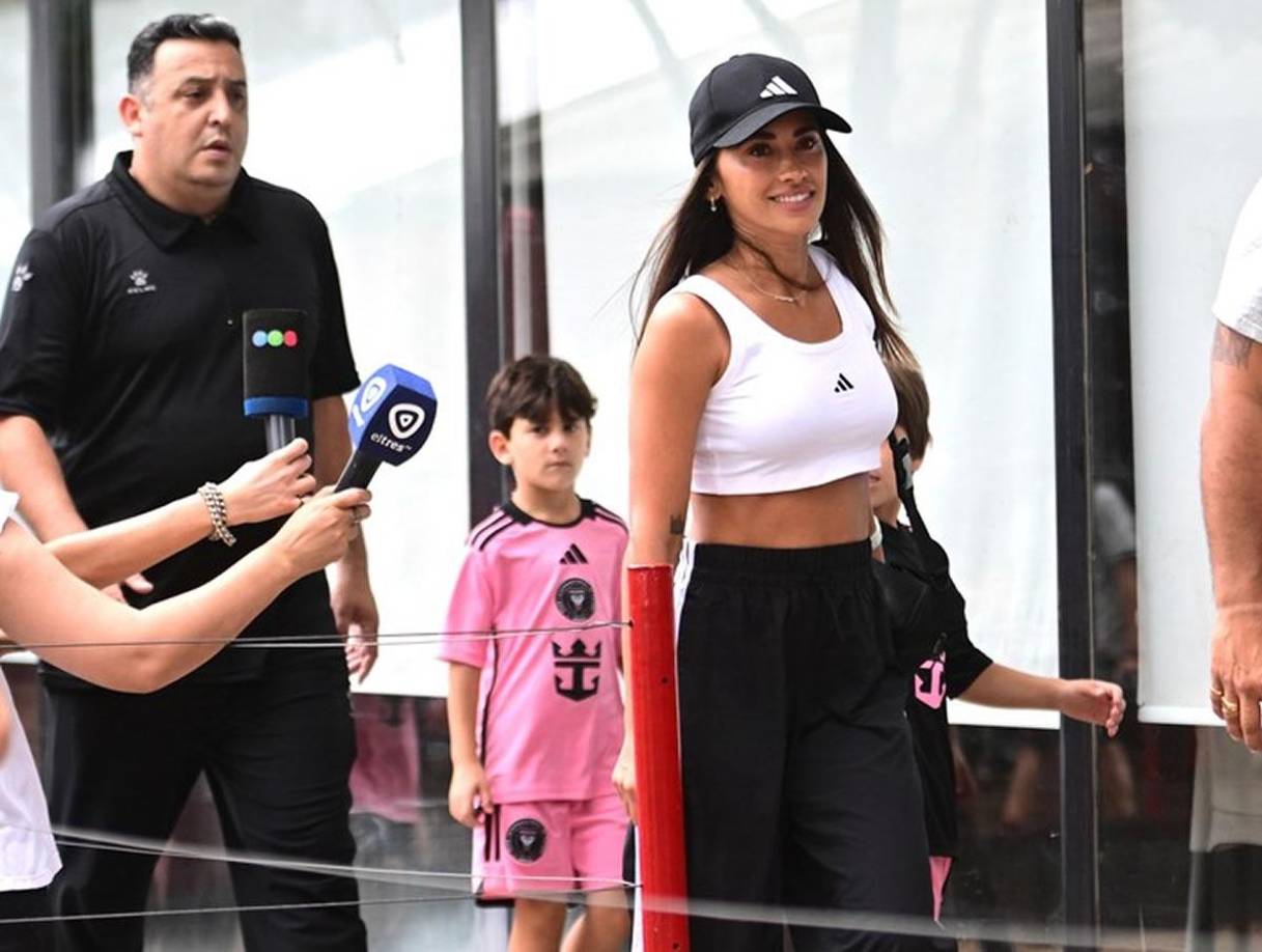 Antonela Roccuzzo llegó al Complejo Polideportivo “Jorge B. Griffa” para alentar a su Thiago Messi y se llevó todos los reflectores con su hermosa presencia.
