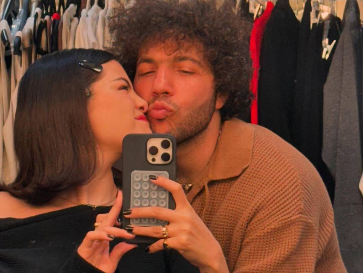 En ese momento, los fanáticos se emocionaron con la pista, y uno se preguntó: “¡Se está cubriendo el dedo! ¿Están...?”, mientras que otro dijo con confianza: “Definitivamente está comprometida”. Antes de esto, la pareja había sido privada sobre su romance, y solo lo hicieron público en las redes sociales en diciembre del año pasado, aproximadamente seis meses después de que comenzaron a salir. 