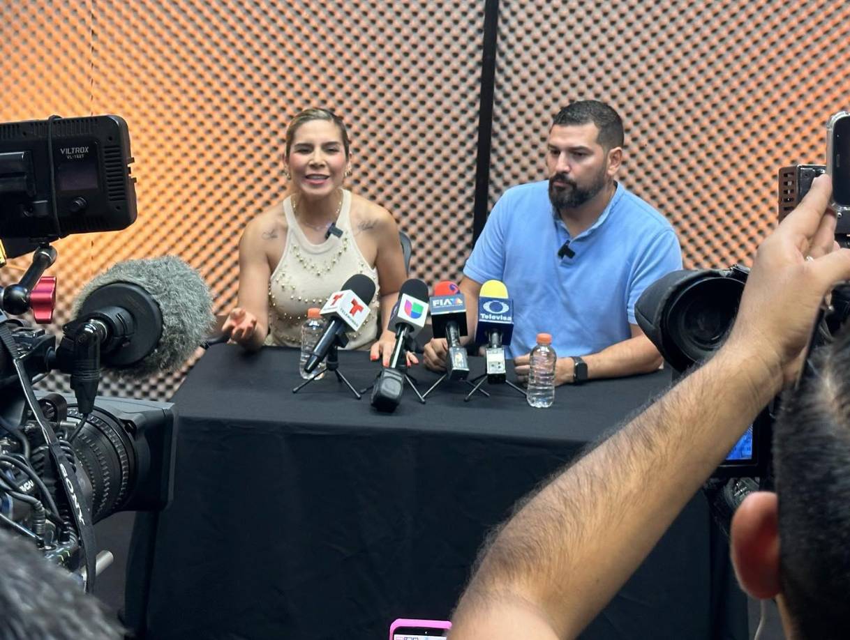 Un nuevo escándalo envuelve a Karla Panini y a su esposo Américo Garza, por el que anunciaron que tomarán acciones legales en contra de Anabel Hernández, quien asegura en su libro “Las Señoras del Narco” que la comediante se presentó con Las Lavanderas en eventos del desaparecido narcotraficante Arturo Beltrán Leyva. Además, en el libro la periodista afirma que Garza supuestamente se quedó con dinero que el capo le dio a Karla Luna.