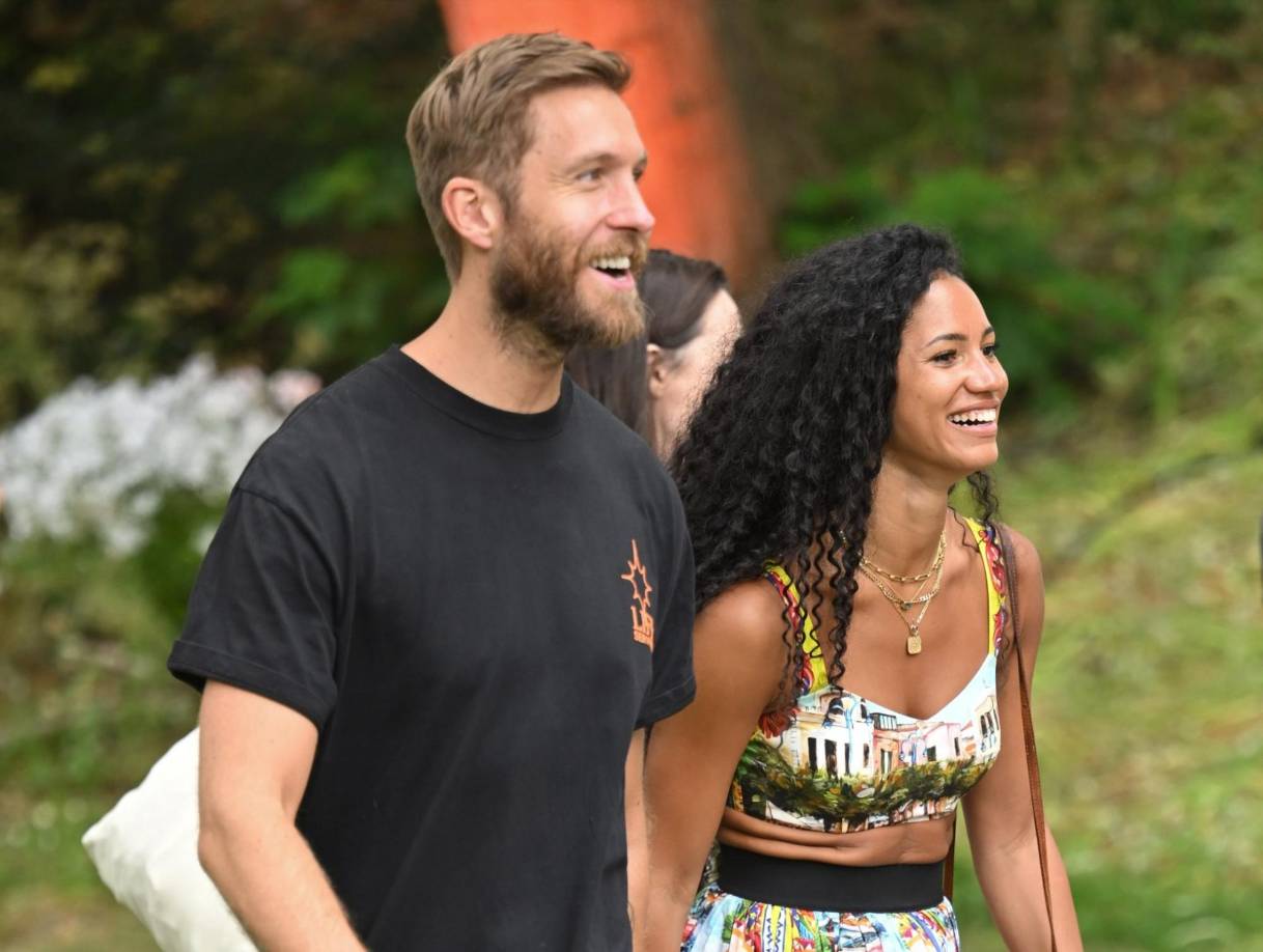 CALVIN HARRIS Y VICK HOPE El DJ de fama mundial eligió Ibiza, una isla española en el mar Mediterráneo, para pedirle a la periodista y presentadora que se casen.