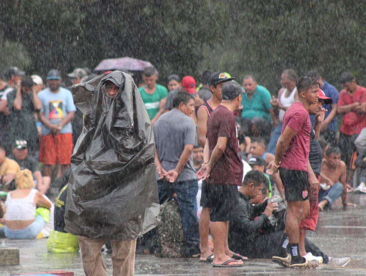 El migrante hondureño Edwin Omar, explicó que se unieron para cerrar las vías de comunicación porque son miles de migrantes, incluyendo niños y mujeres, que requieren documentos para salir de Chiapas y avanzar a su destino.