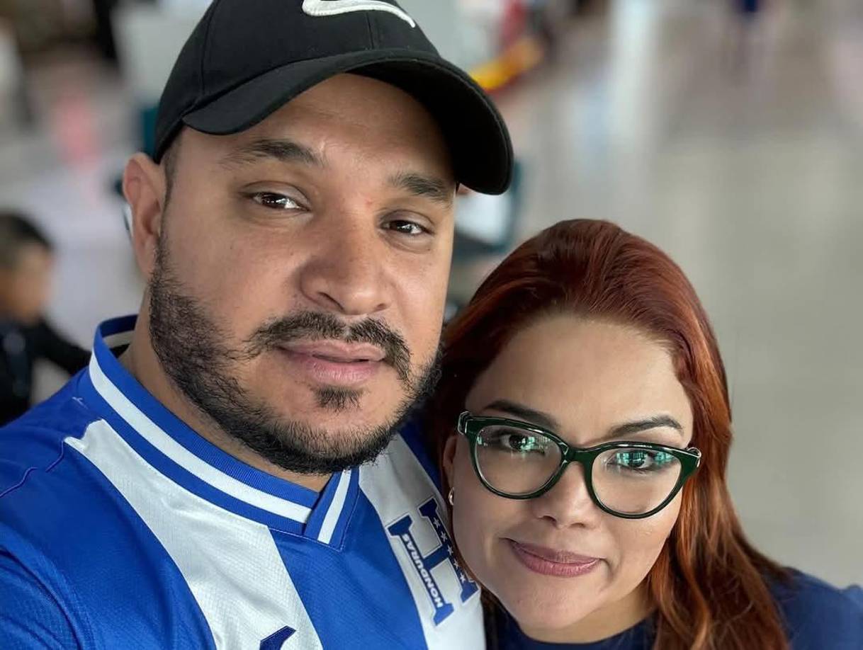 Vale resaltar que Dennis Andino y Ariela Cáceres son periodistas de profesión. Por su parte, Andino labora en proyectos personales, mientras ella lo hace en el canal donde comenzó su relación sentimental, en HCH. 